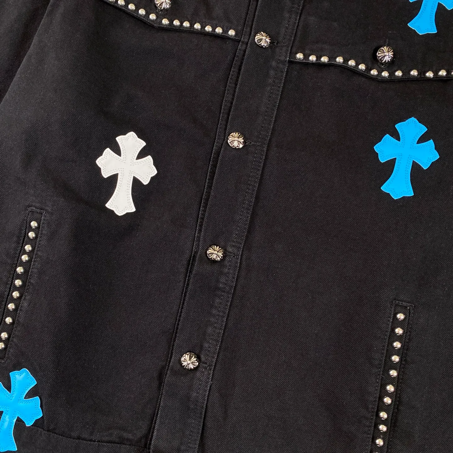 P300 Chrome Hearts Chrome Hearts heavy-duty denim jacket with rivets. The same style as the Internet celebrity. Denim jacket with cross print all over. The unique cross design element is full of design. It is made of 100% denim cotton fabric with heavy coarse yarn count, which ensures a stiff and tough silhouette while being soft, comfortable and breathable. The lapel is designed with silver buttons and is full of texture. The classic cross logo is all over the dress, making it a perfect versatile style for spring and summer! The original loose version is made of high-quality pure cotton fabrics. The fabric pattern is high-definition and delicate without burrs. It is comfortable and breathable to wear. All the buttons are molded and customized. It is casual and fashionable and can be matched with any bottoms. It can be windproof and sunproof in spring and summer. It can be worn outside in autumn and winter! Easily concave shape makes you look slimmer and taller, perfect for both men and women! Color: Black Size: S M L XL